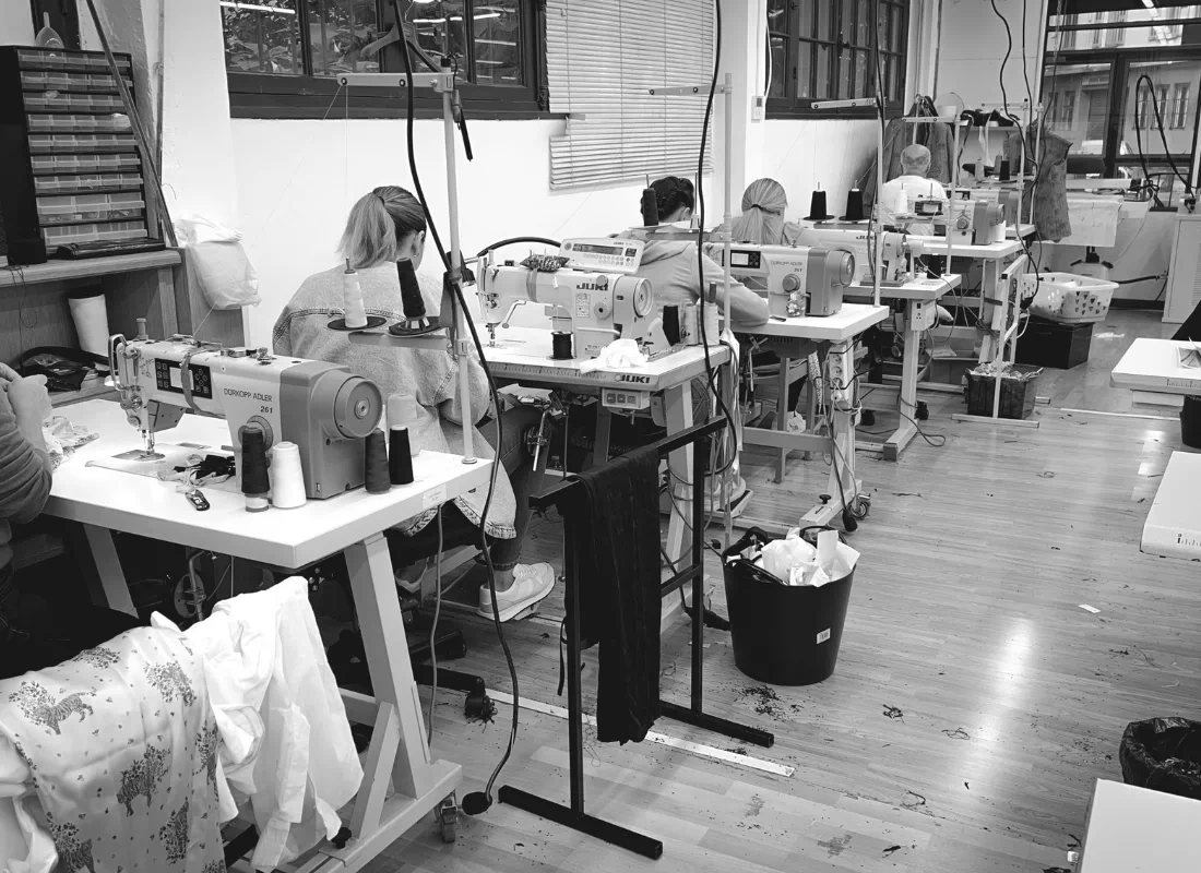 Atelier de confection textile avec machines à coudre