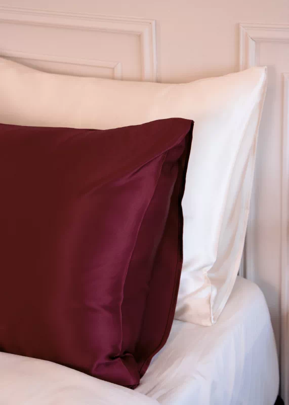 taie-soie-bordeaux-peau-cheveux