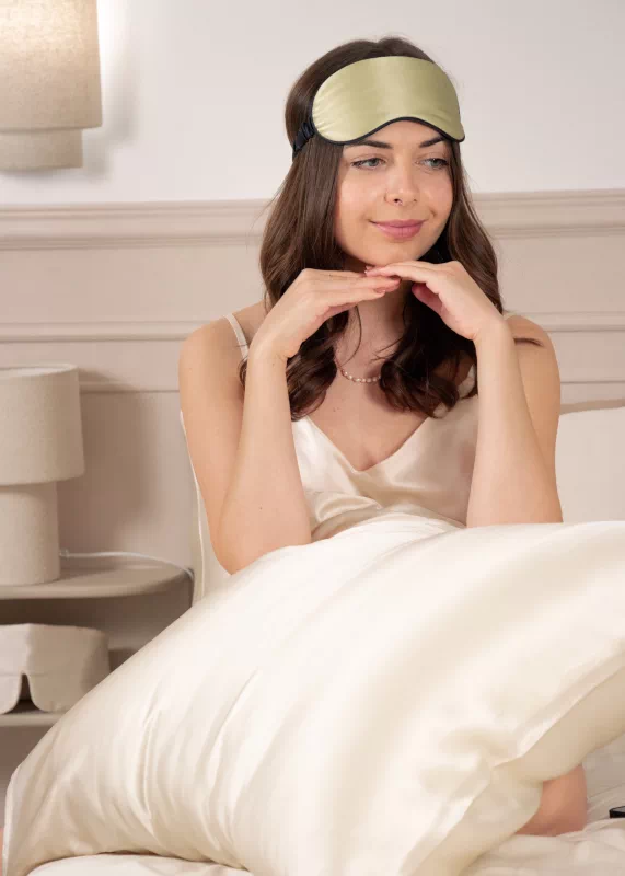 masque de nuit en soie vert amande satin