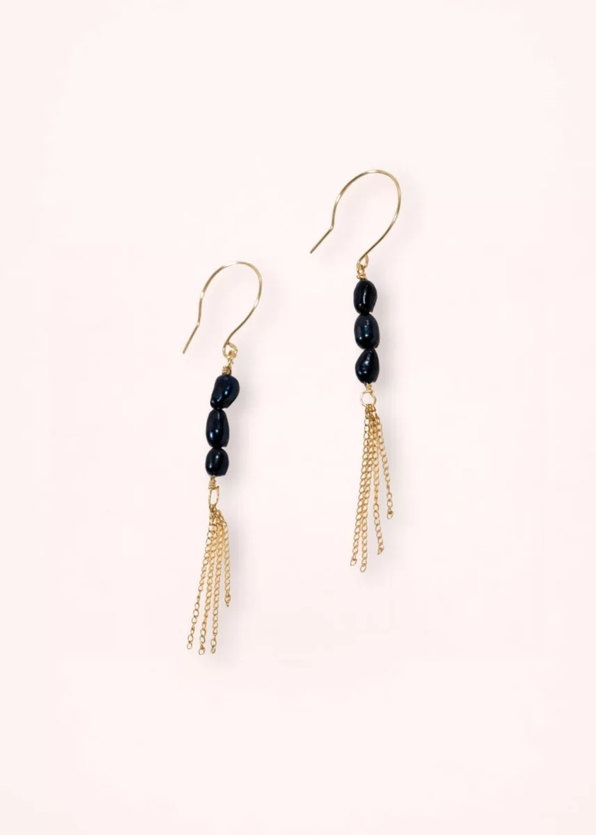 Boucles d'oreilles pendantes Ondine en or laminé 14 carats, avec perles bleu marine et fines chaînes dorées, photographiées sur fond clair.
