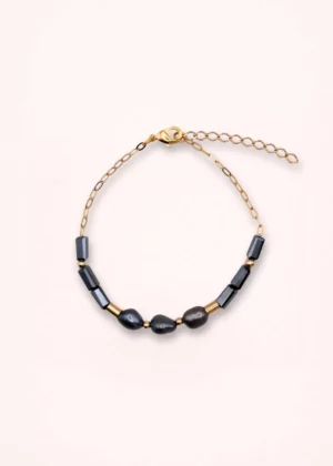 Vue complète du bracelet Auréa avec chaîne en or laminé, perles de culture bleu marine et perles de verre de Bohême sur fond clair.