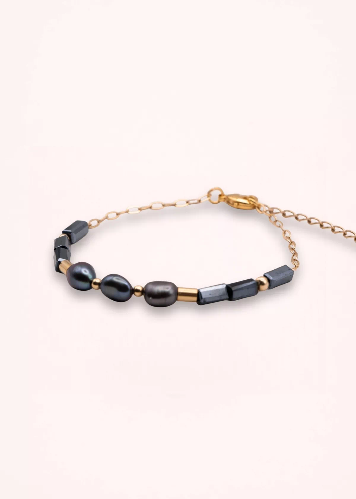 Bracelet Auréa en or laminé 14 carats, avec perles de culture bleu marine et perles de Bohême, présenté à plat sur fond clair.