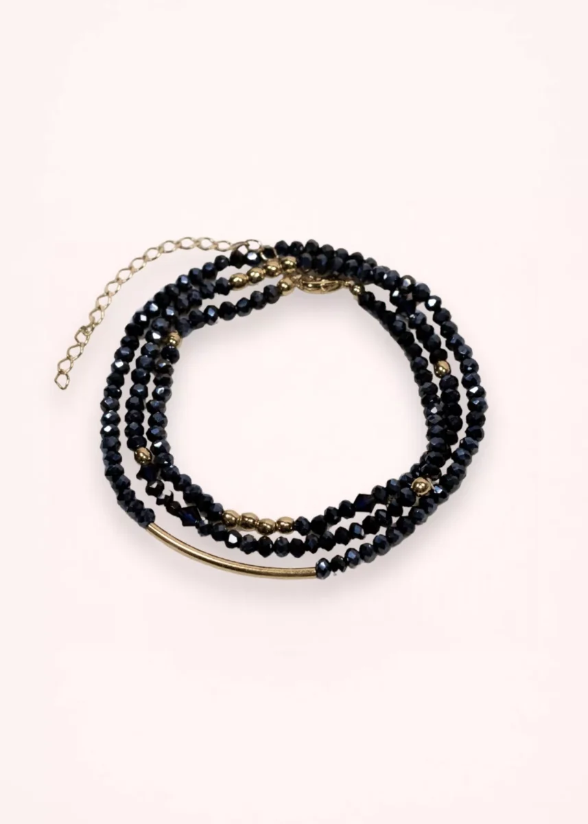 Bracelet collier Nocturne 2-en-1 en perles de verre de Bohême bleu marine et or laminé 14 carats, présenté en plusieurs rangs sur fond clair.