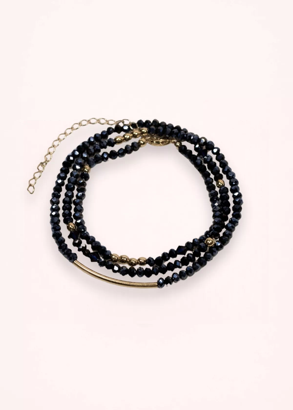 Bracelet collier Nocturne 2-en-1 en perles de verre de Bohême bleu marine et or laminé 14 carats, présenté en plusieurs rangs sur fond clair.