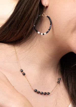 Collier Nérée en plaqué or et perles de culture bleu marine porté autour du cou, associé aux créoles Éclat assorties.