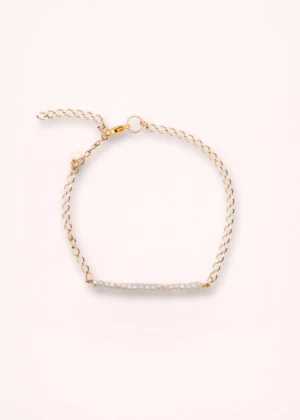Bracelet Alba en perles de culture blanches et chaîne en or laminé 14 carats, présenté à plat sur fond clair.