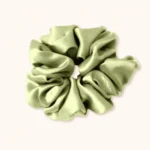 Chouchou en soie vert amande doux pour cheveux