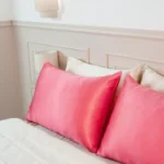 décoration lit avec taies en soie rose corail