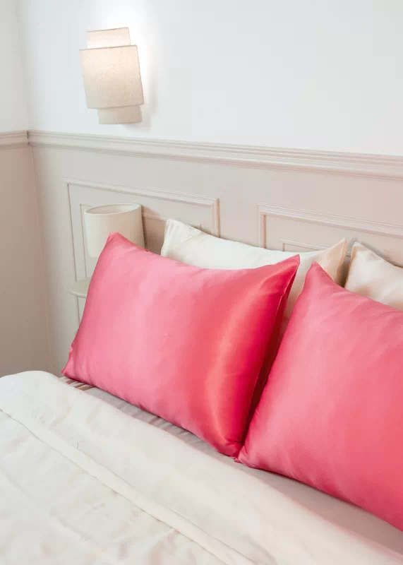 décoration lit avec taies en soie rose corail