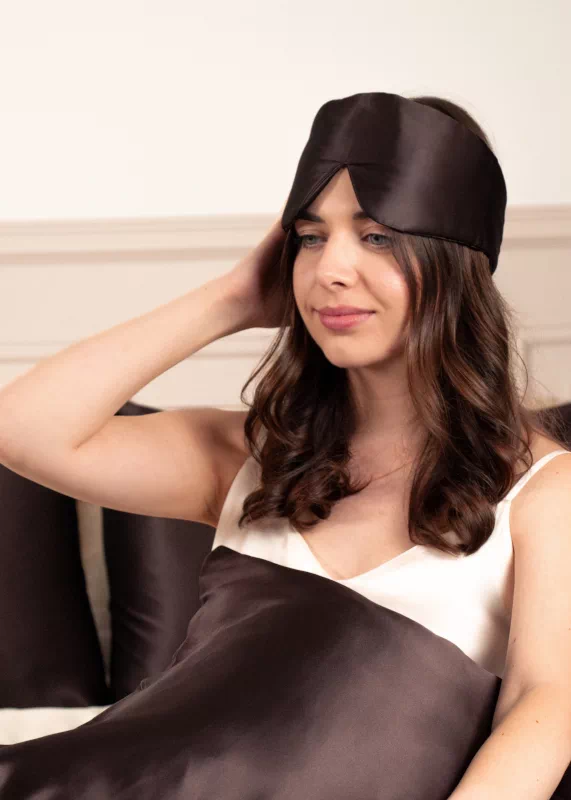 masque de nuit en soie marron chocolat réglable, anti-marques et Made in France