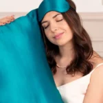 Masque de nuit en pure soie bleu canard douceur peau et confort