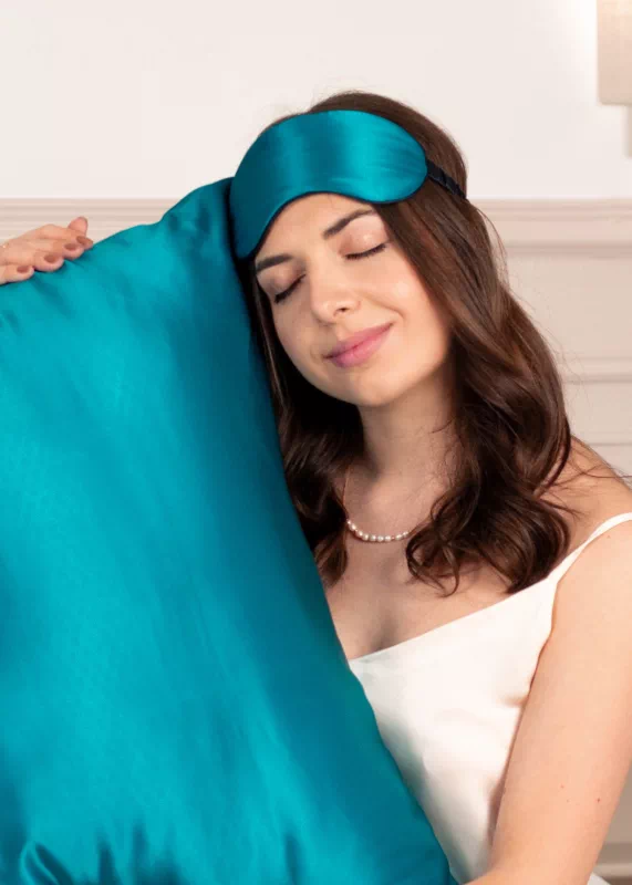 Masque de nuit en pure soie bleu canard douceur peau et confort