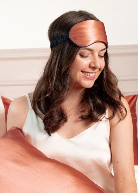 masque de sommeil en soie de mûrier terracotta fabriqué en France