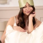 Masque de sommeil bandeau en soie vert amande gaïanne