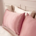 Taies en soie Taupe sur lit, qualité luxe