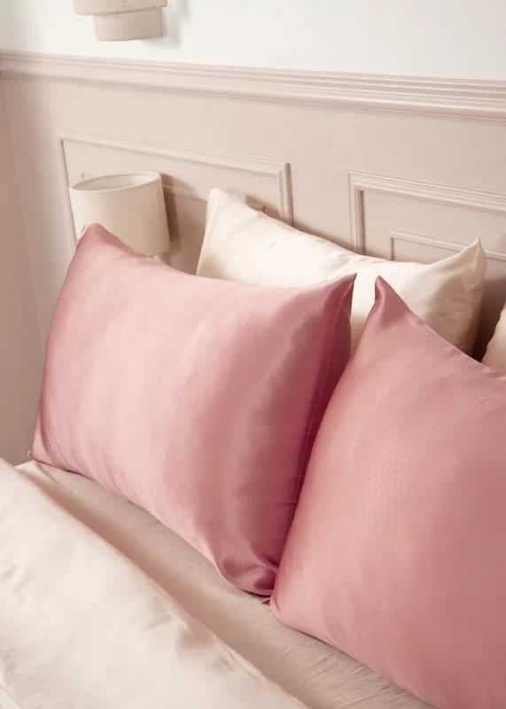 Taies en soie Taupe sur lit, qualité luxe