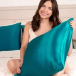 Taie d’oreiller en soie de mûrier bleu canard bienfaits peau et cheveux