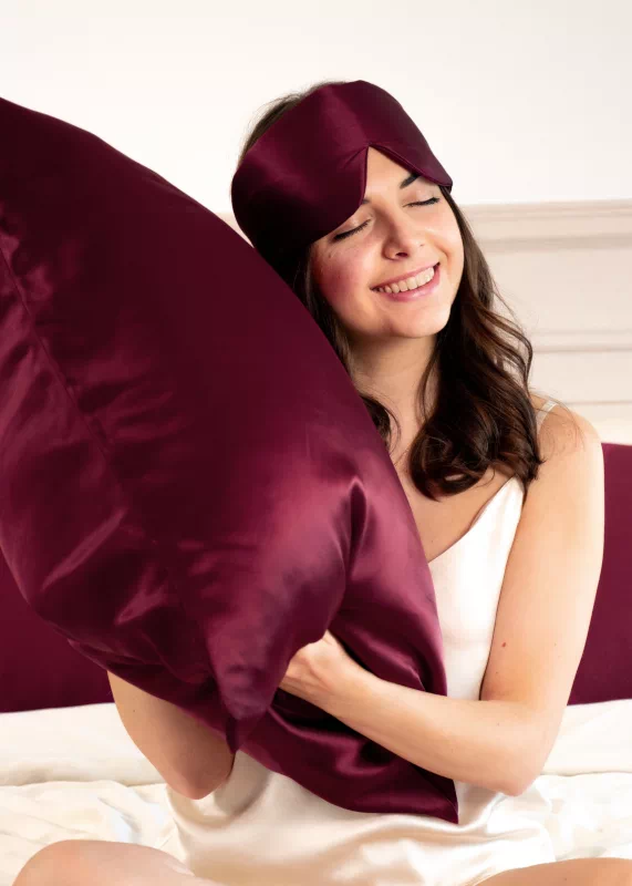 masque de sommeil en soie bordeaux luxe