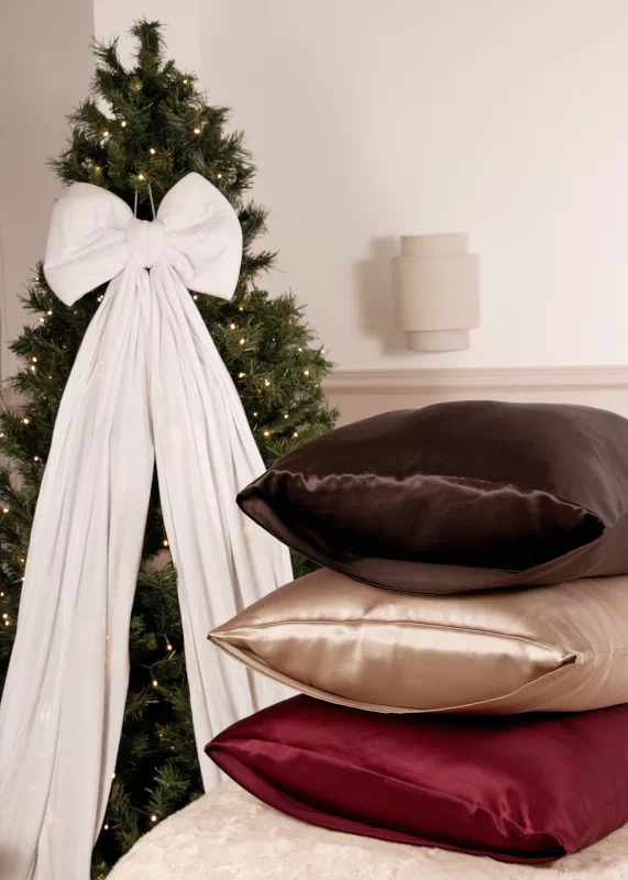 Taies d’oreiller en soie française empilées cadeau Noël