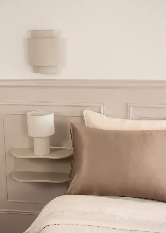 Taie d’oreiller en soie taupe made in France pour peau et cheveux