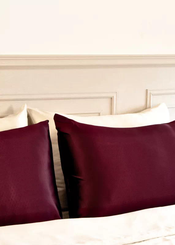 Taie en soie bordeaux Made in France