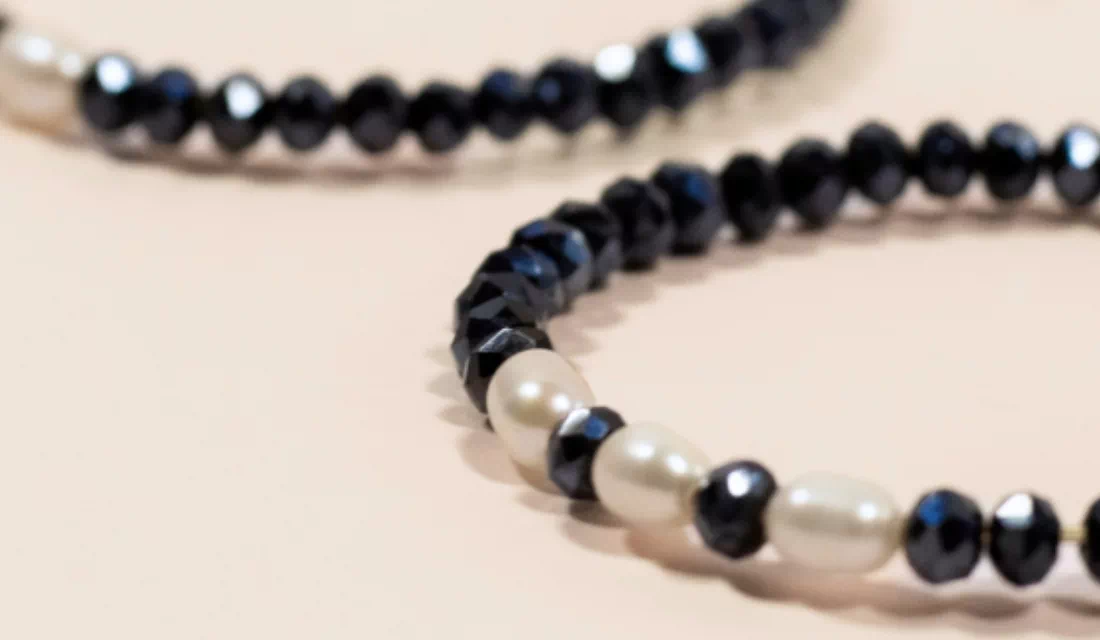 Boucles d’oreilles avec perles foncées