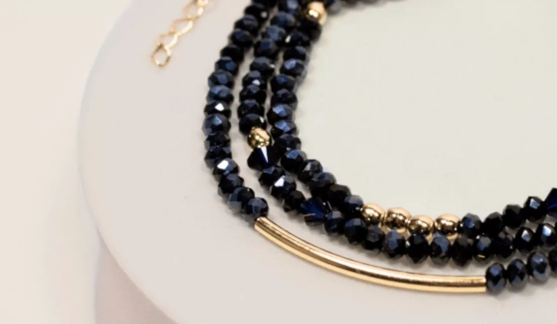 Bracelets pour femme avec perles foncées et détails dorés