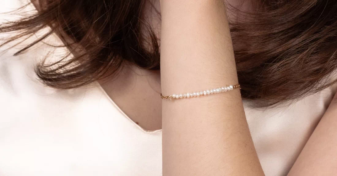Poignet portant un bracelet doré Gaïanne, collection bracelets femme