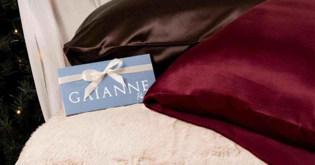 Coffret cadeau en soie Gaïanne avec taie d’oreiller, masque de nuit et chouchou