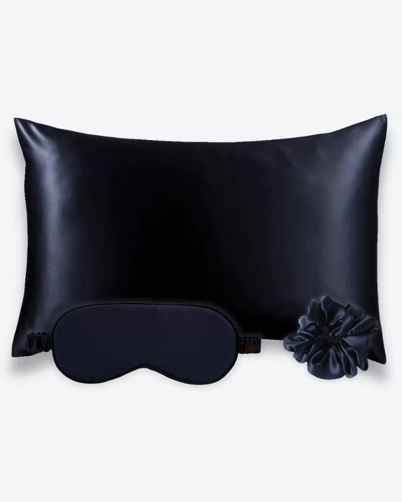 Coffret en soie Bleu nuit avec taie d’oreiller, masque de nuit et chouchou