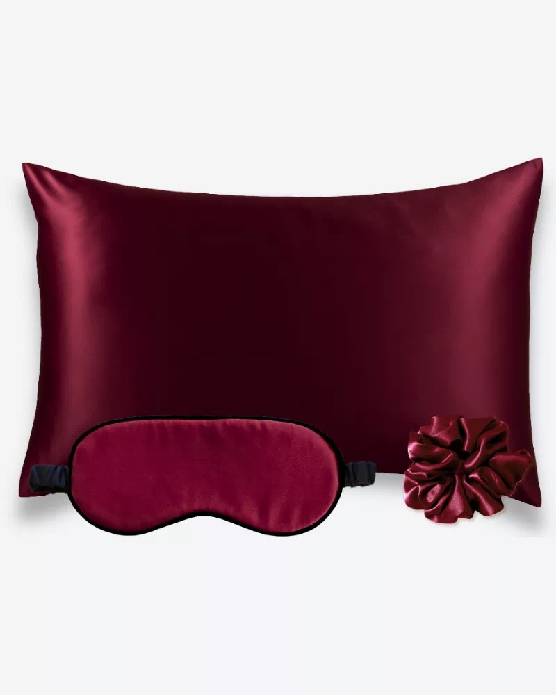 Coffret en soie Bordeaux avec taie d’oreiller, masque de nuit et chouchou