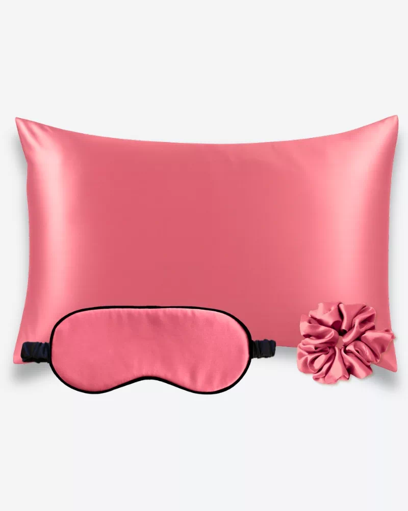 Coffret en soie Corail avec taie d’oreiller, masque de nuit et chouchou
