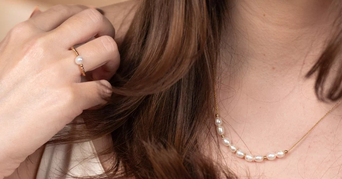 Femme portant un collier doré Gaïanne, collection colliers femme