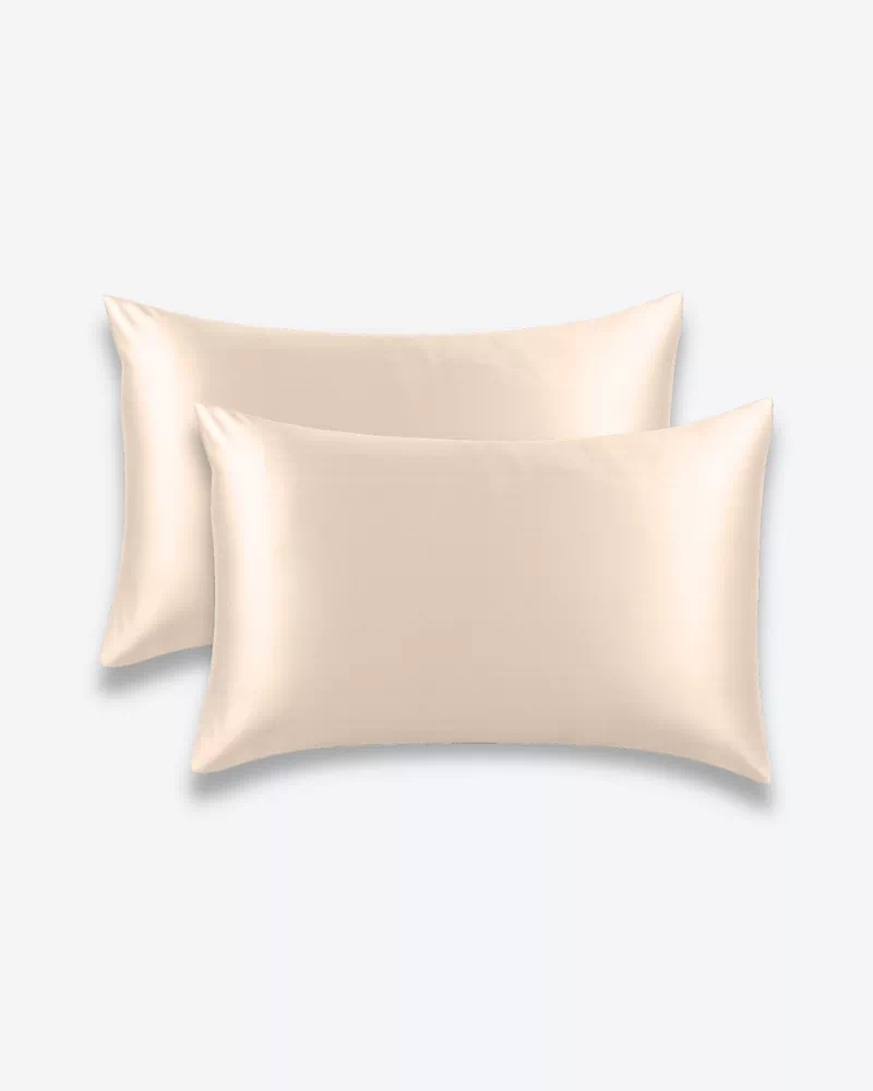Deux taies d’oreiller en soie coloris champagne