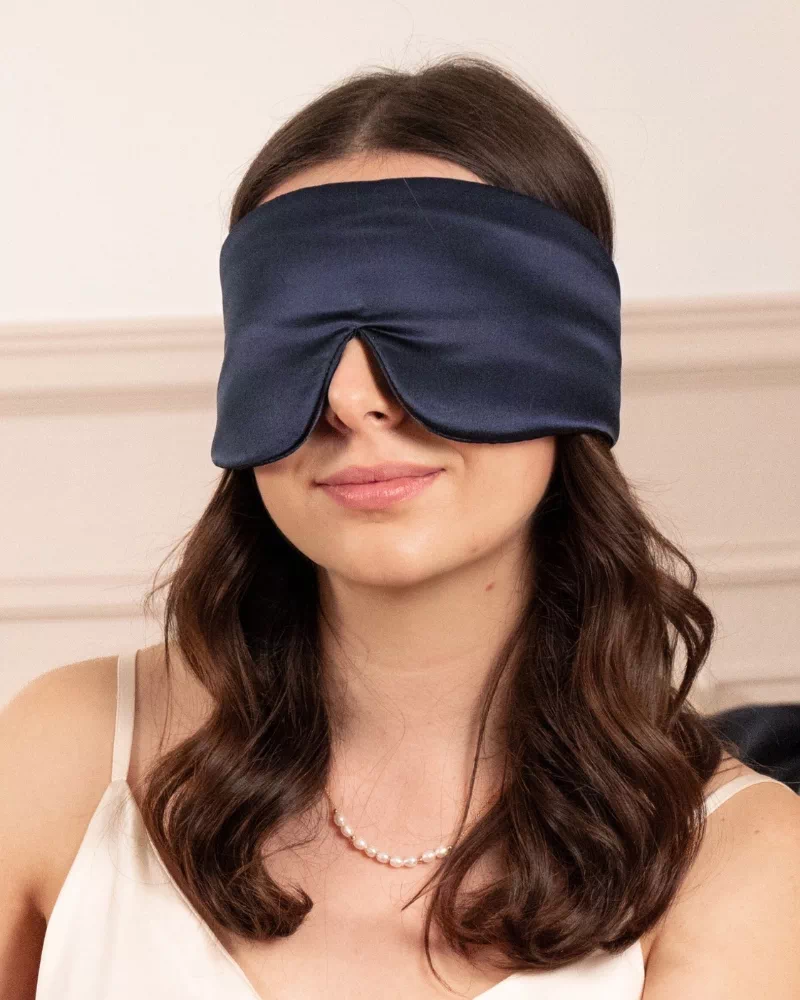Femme portant un masque bandeau réglable en soie coloris Bleu nuit