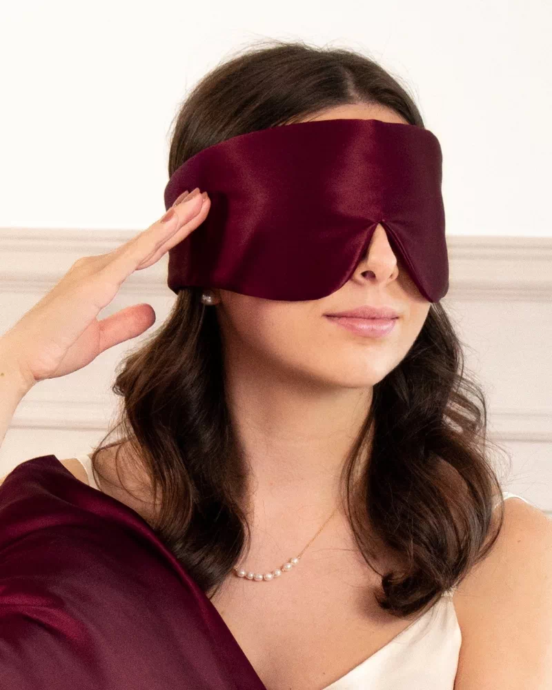 Femme portant un masque bandeau réglable en soie coloris Bordeaux