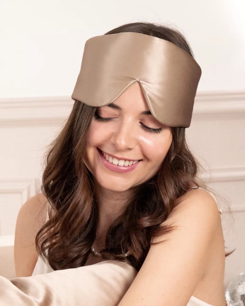 Femme portant un masque bandeau réglable en soie coloris Taupe