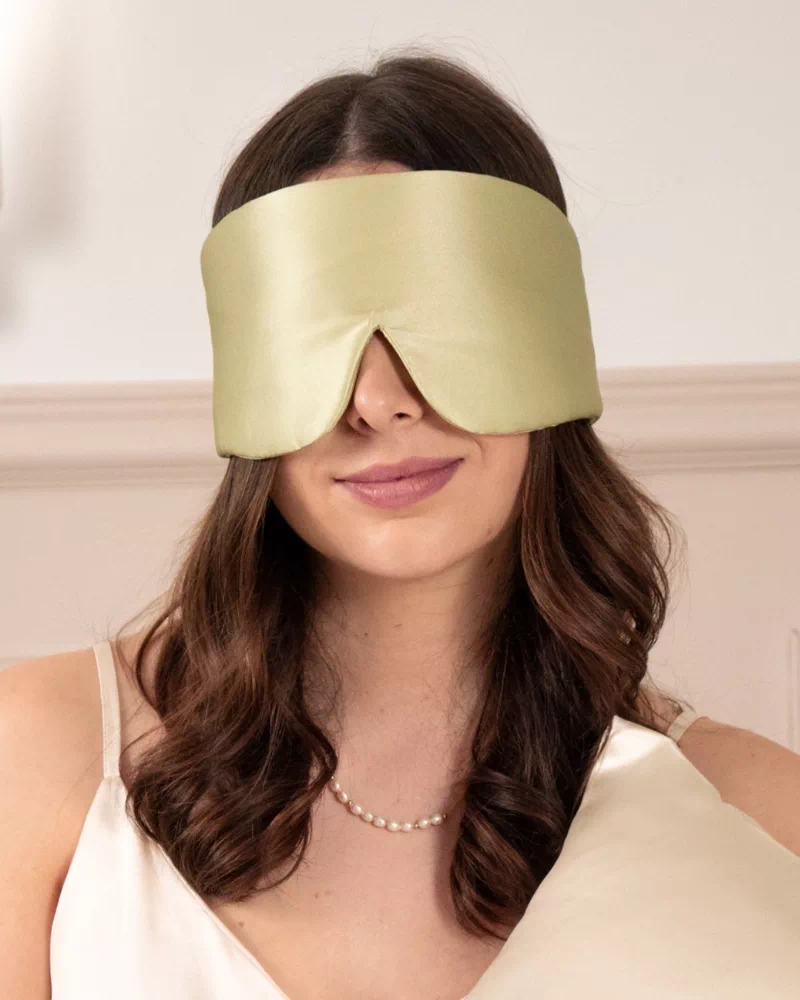 Femme portant un masque bandeau réglable en soie coloris Vert amande