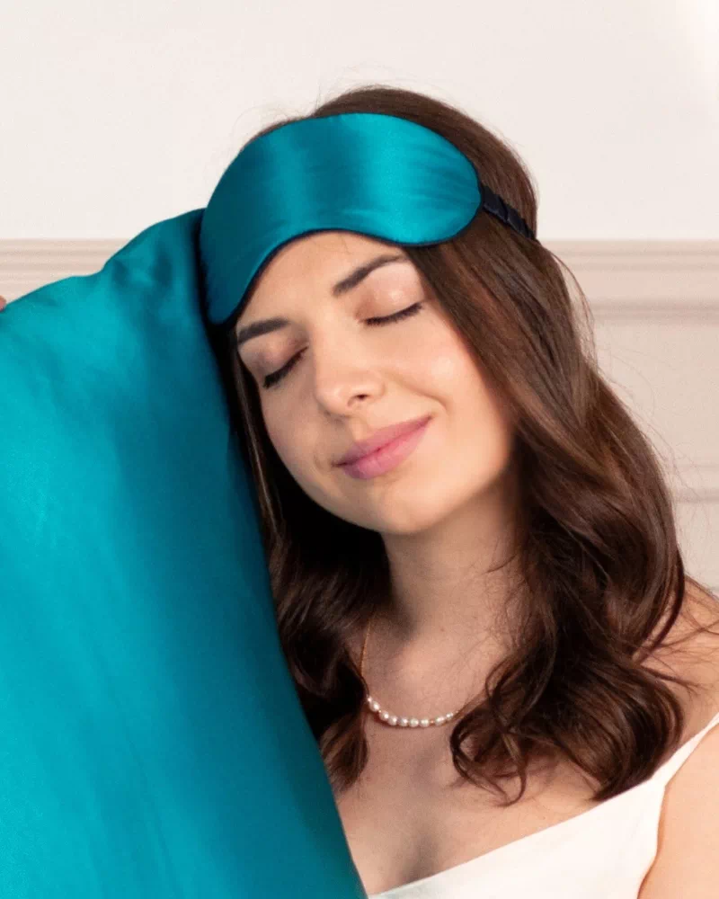 Femme portant un masque de nuit classique en soie coloris Bleu canard