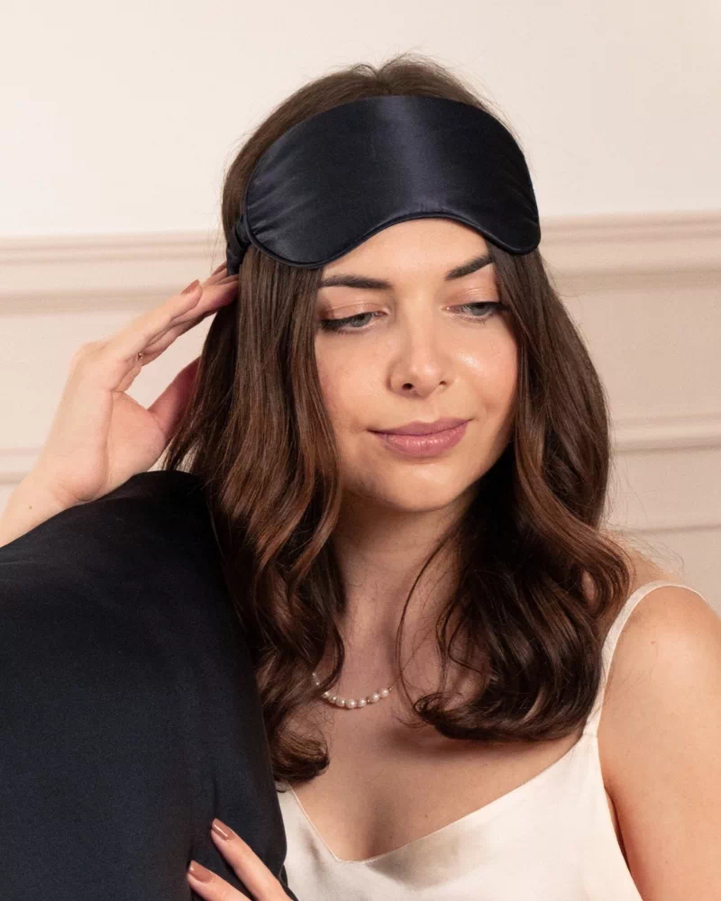 Femme portant un masque de nuit classique en soie coloris Bleu nuit