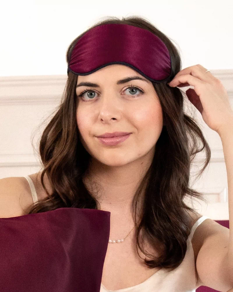 Femme portant un masque de nuit classique en soie coloris Bordeaux