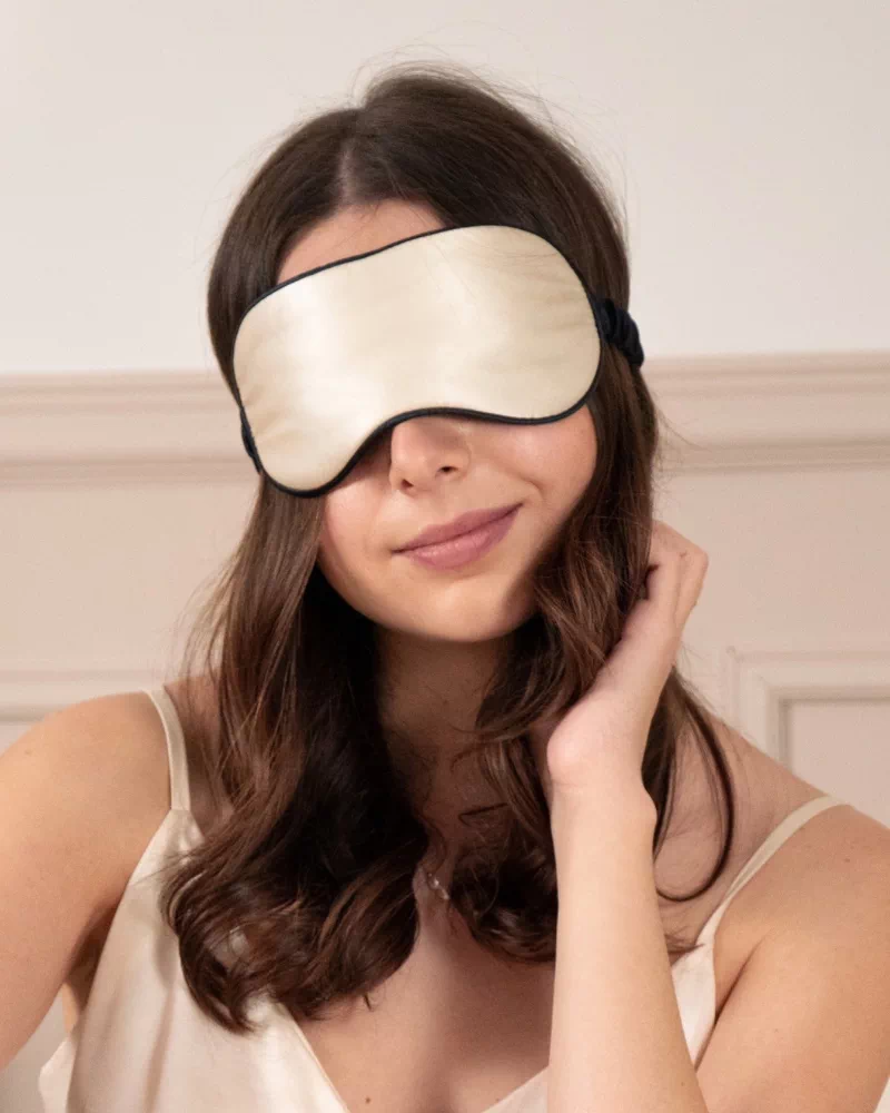 Femme portant un masque de nuit classique en soie coloris Champagne