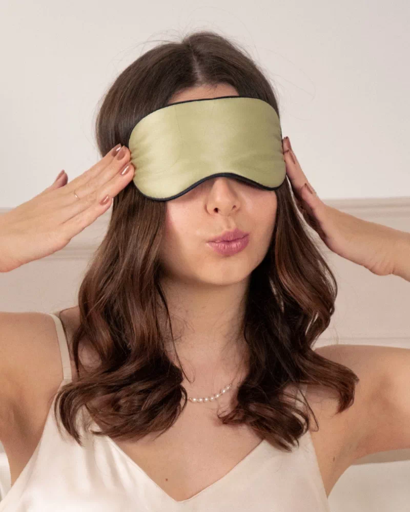 Femme portant un masque de nuit classique en soie coloris Vert amande