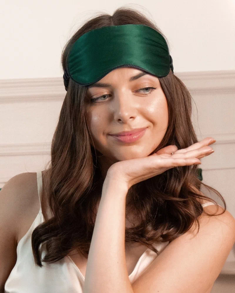 Femme portant un masque de nuit classique en soie coloris Vert sapin
