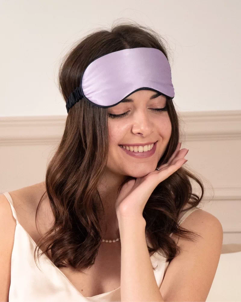 Femme portant un masque de nuit classique en soie coloris Violet lilas