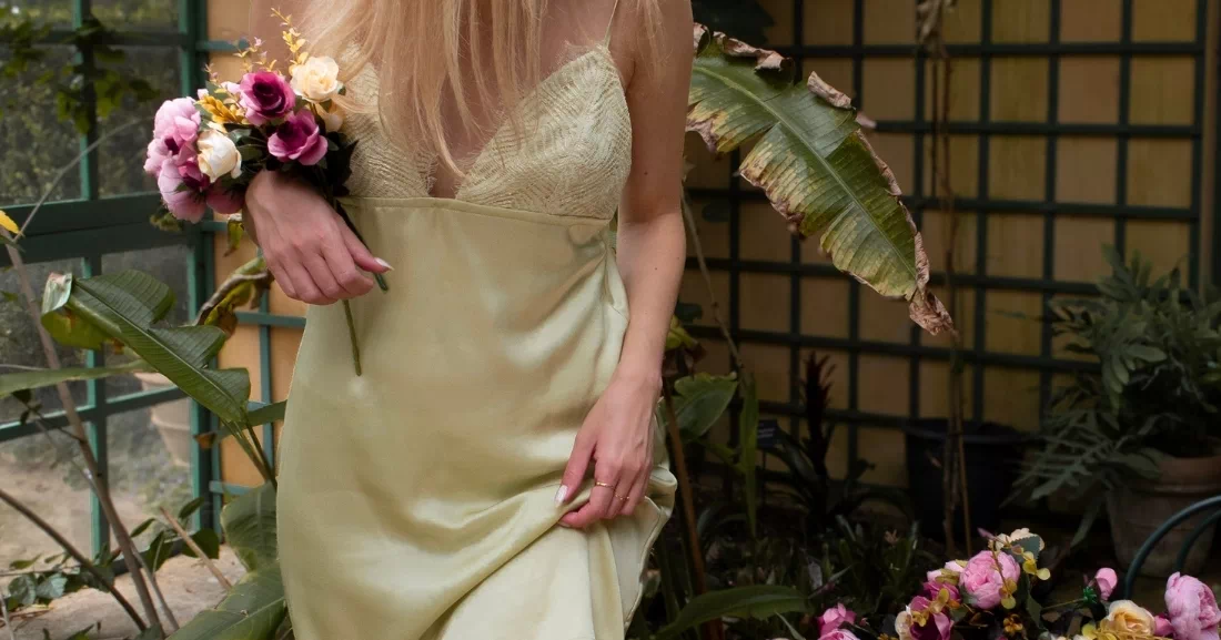 Femme portant une nuisette en soie et dentelle de Calais-Caudry Gaïanne