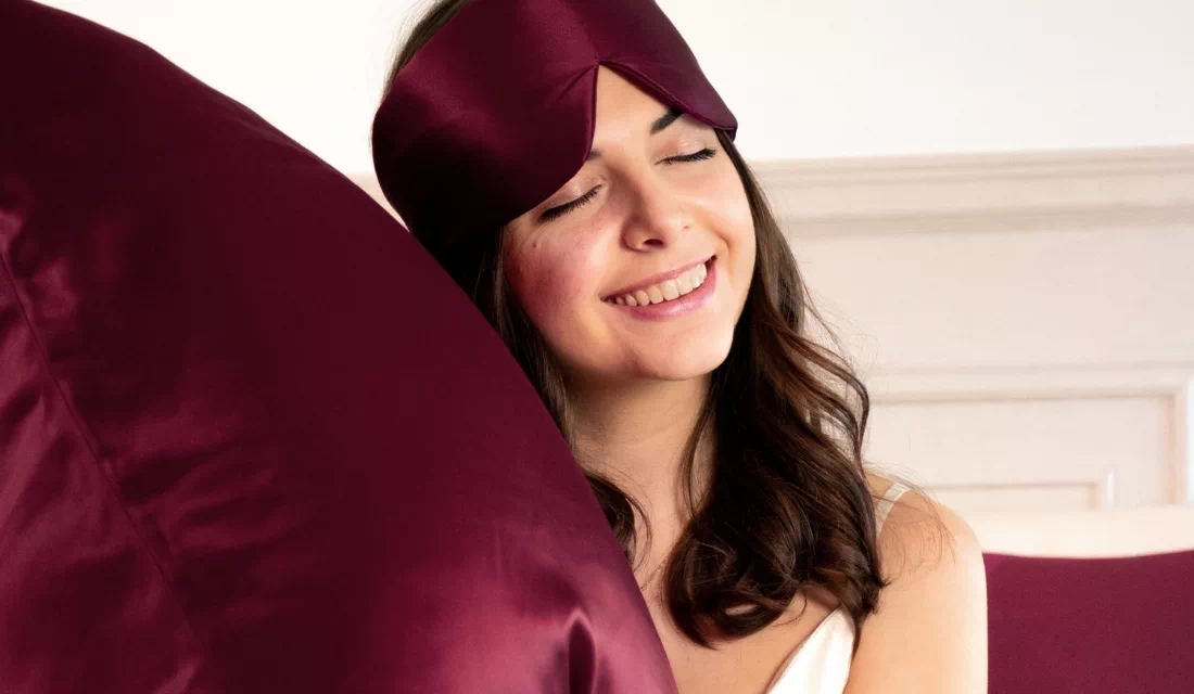 Femme avec masque de nuit et taie d’oreiller en soie