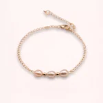 Vue du bracelet Esmée avec ses perles d'eau douce blanches, sa chaîne délicate en Gold Filled 14K et son fermoir ajustable.