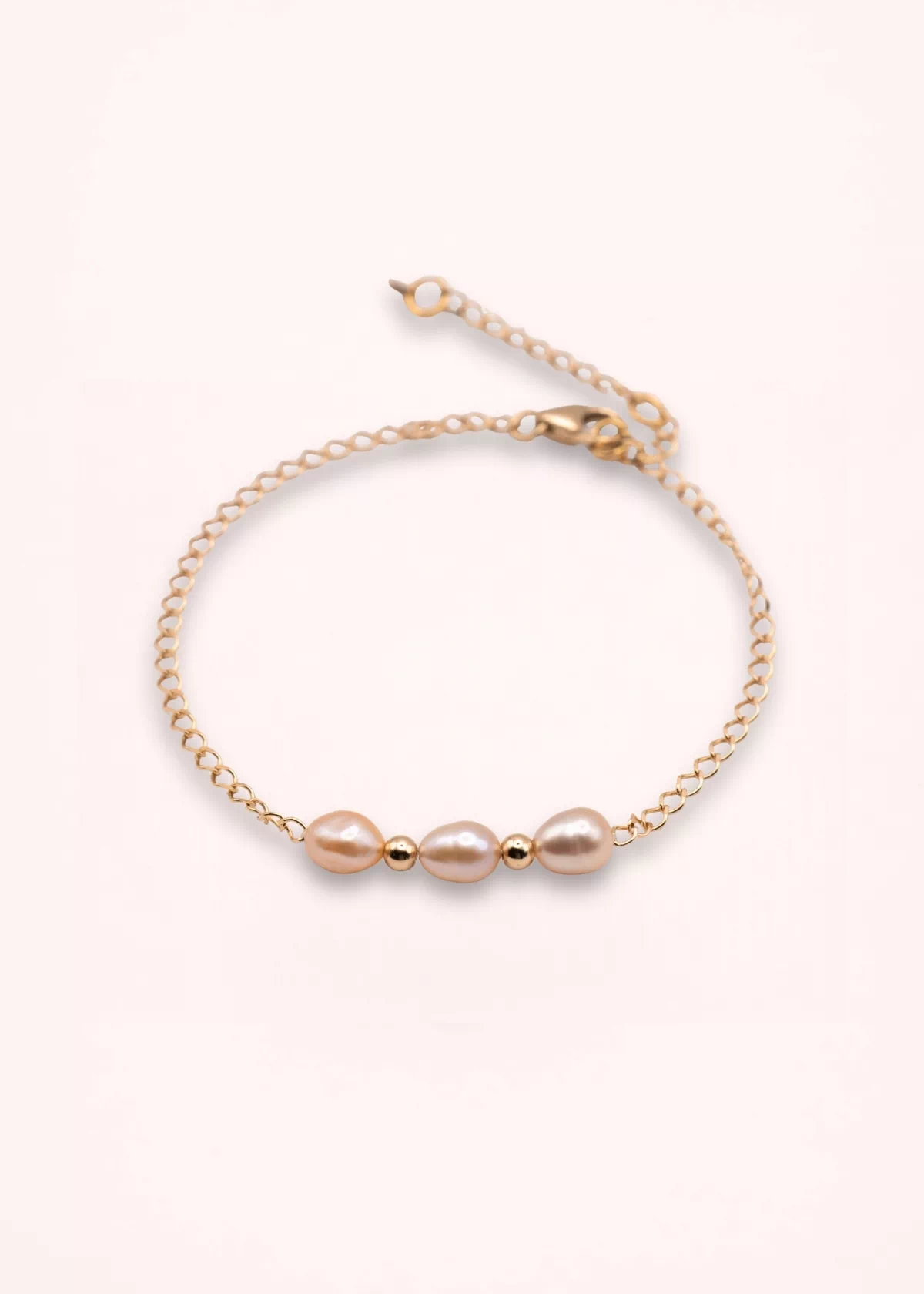 Vue du bracelet Esmée avec ses perles d'eau douce blanches, sa chaîne délicate en Gold Filled 14K et son fermoir ajustable.