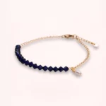Bracelet Isabélia en perles Swarovski facettées bleu intense, avec perle de culture d'eau douce blanche pendante et chaîne dorée en or laminé 14K.